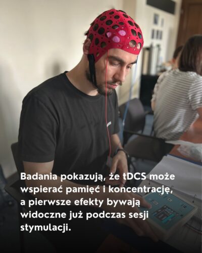 TDCS Mężczyzna który ma na głowie czepek od tdcs. Na zdjęciu znajduje się napis: Badania pokazują, że tDCS może wspierać pamięć i koncentrację, a pierwsze efekty bywają widoczne już podczas sesji stymulacji